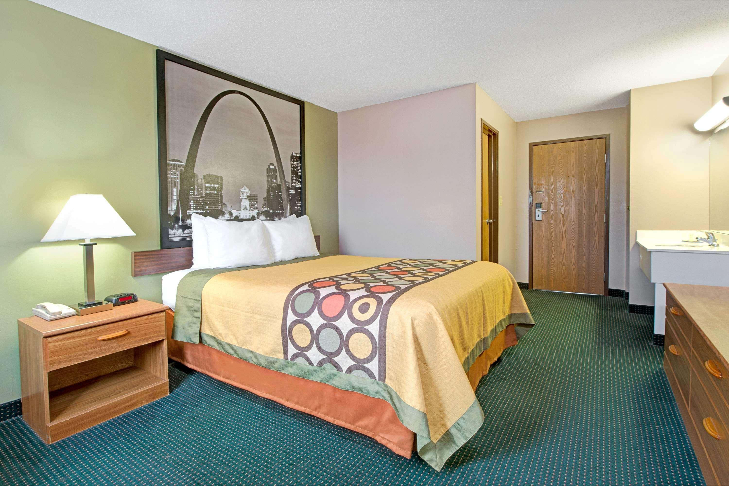 Super 8 By Wyndham Eureka/Six Flags Nearby Hotell Eksteriør bilde