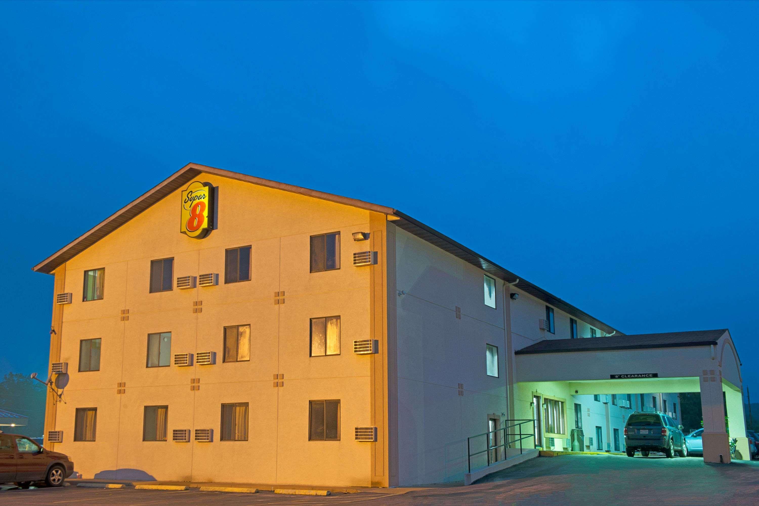 Super 8 By Wyndham Eureka/Six Flags Nearby Hotell Eksteriør bilde