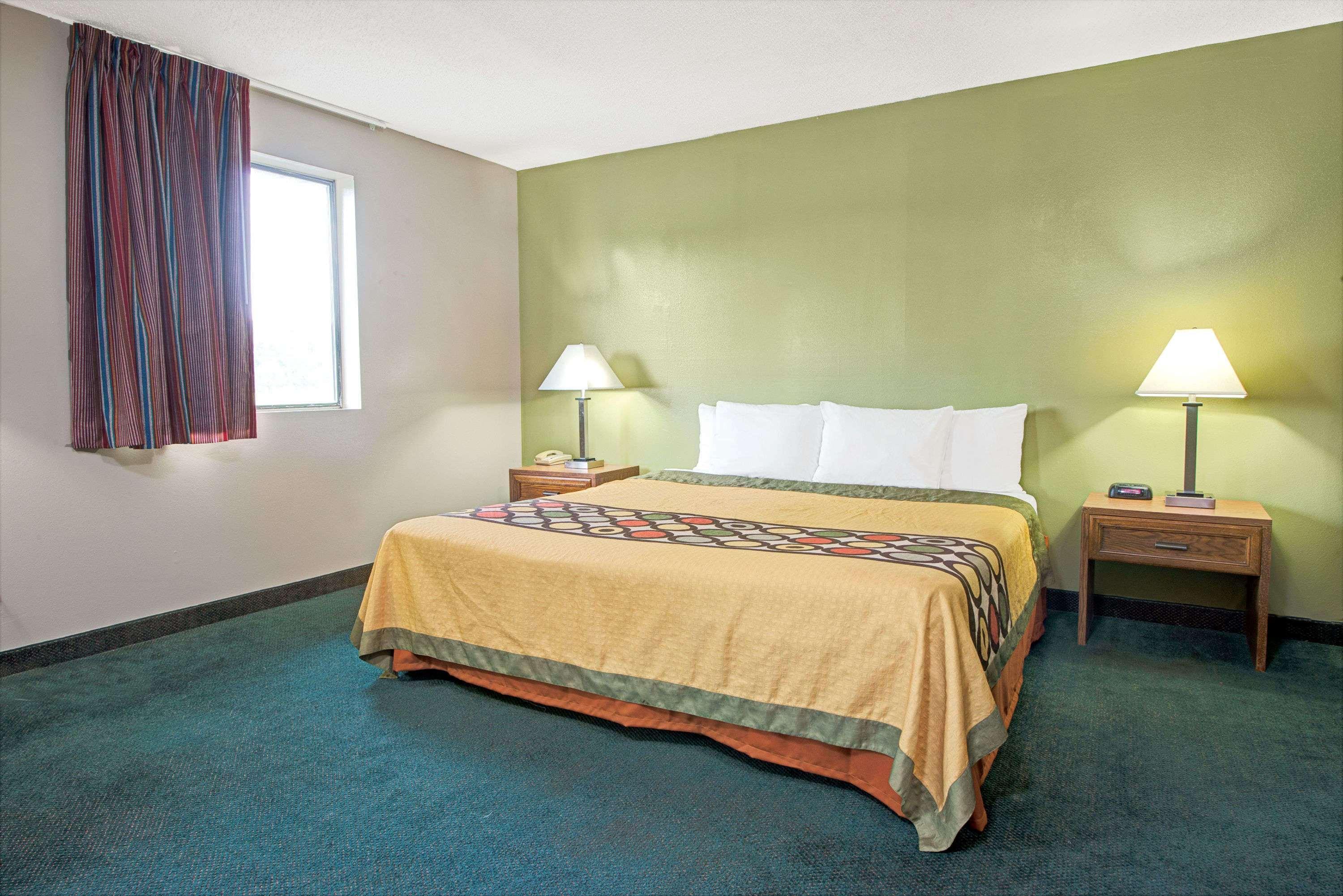 Super 8 By Wyndham Eureka/Six Flags Nearby Hotell Eksteriør bilde